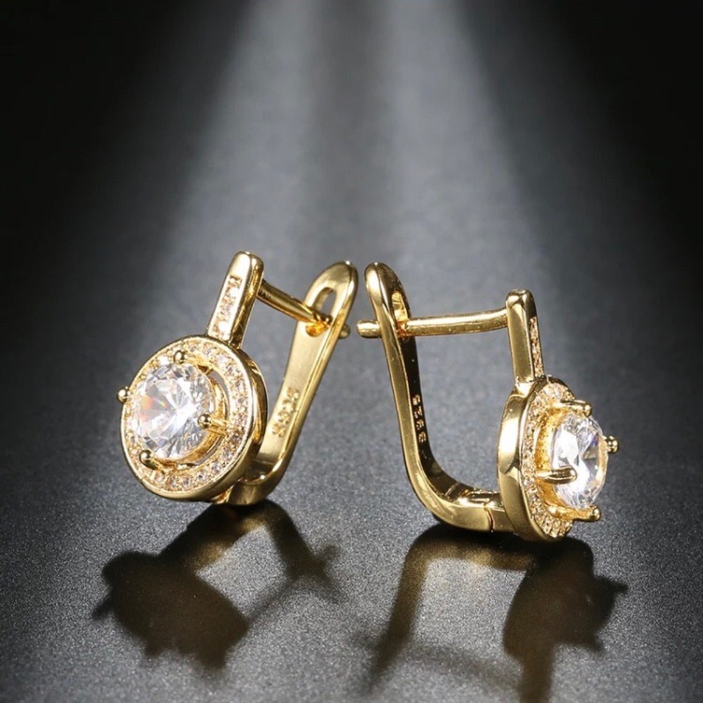 ¥ 18K Yellow Gold Diamond Stud Earrings - Picture 6 of 6